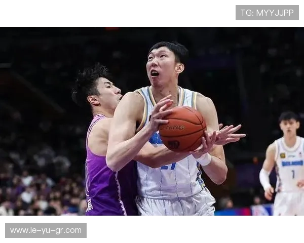 周琦的长臂天网遮天蔽日，对手三秒区里看见他都发抖